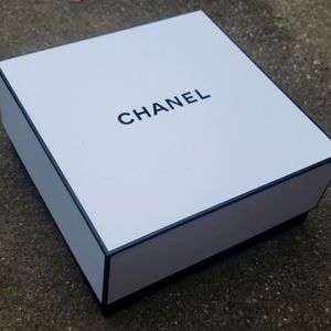 8.5" x 8.5" Chanel Box with filler & Tissue Paper